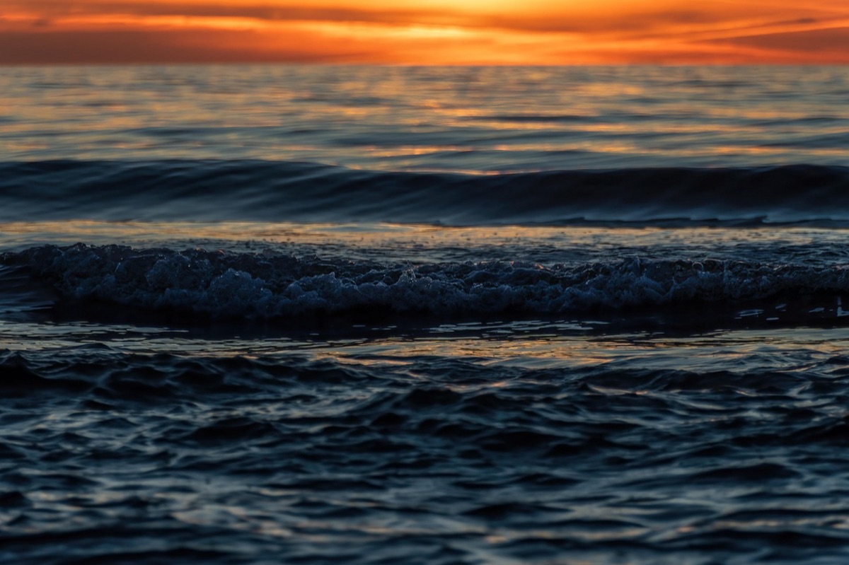 mare di nusafeni al crepuscolo
