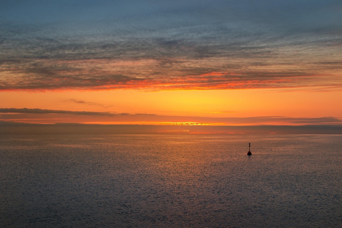Zeeplaat van een Balinese strand bij zonsondergang
