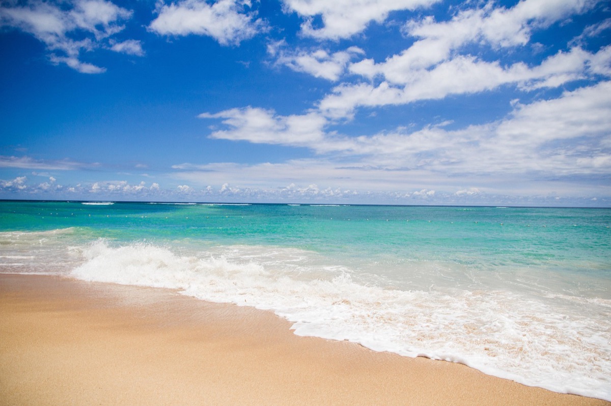 ilha tropical com equipamento de snorkel