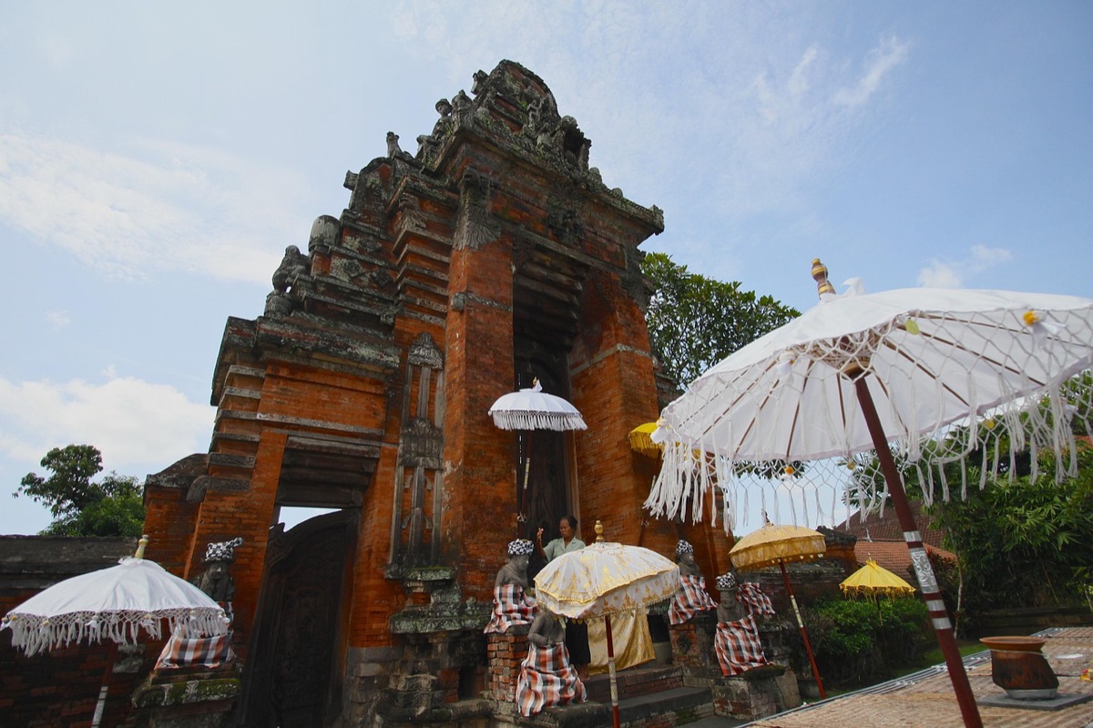 Templo de Bali con ofrendas tradicionales