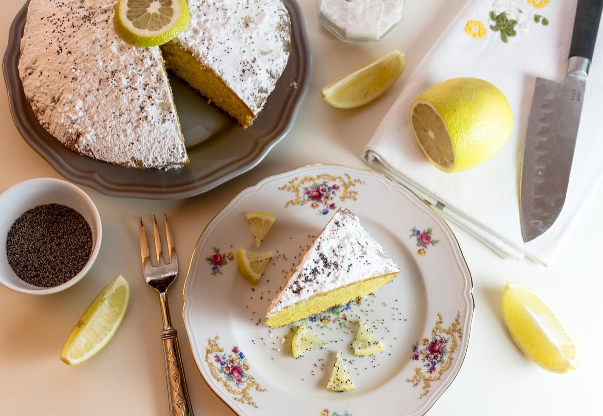 Gâteau balina sur plateau blanc