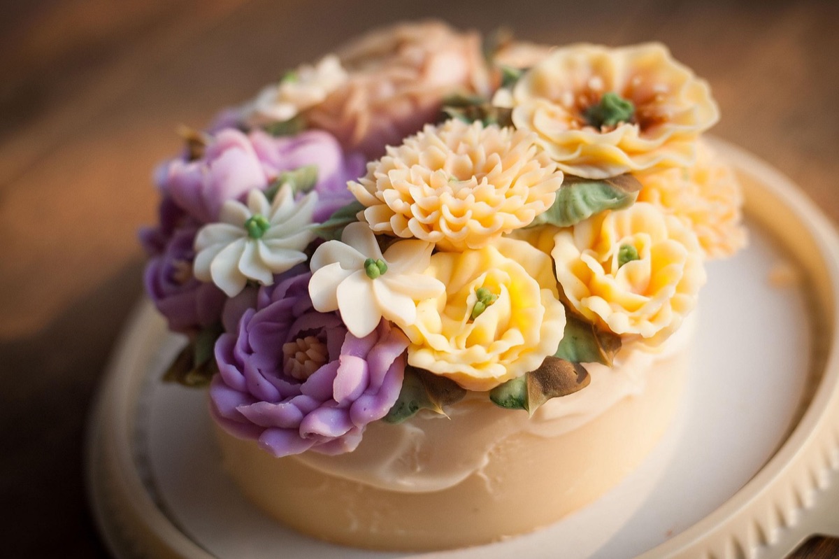 Un dolce raffinato con fiori tropicale