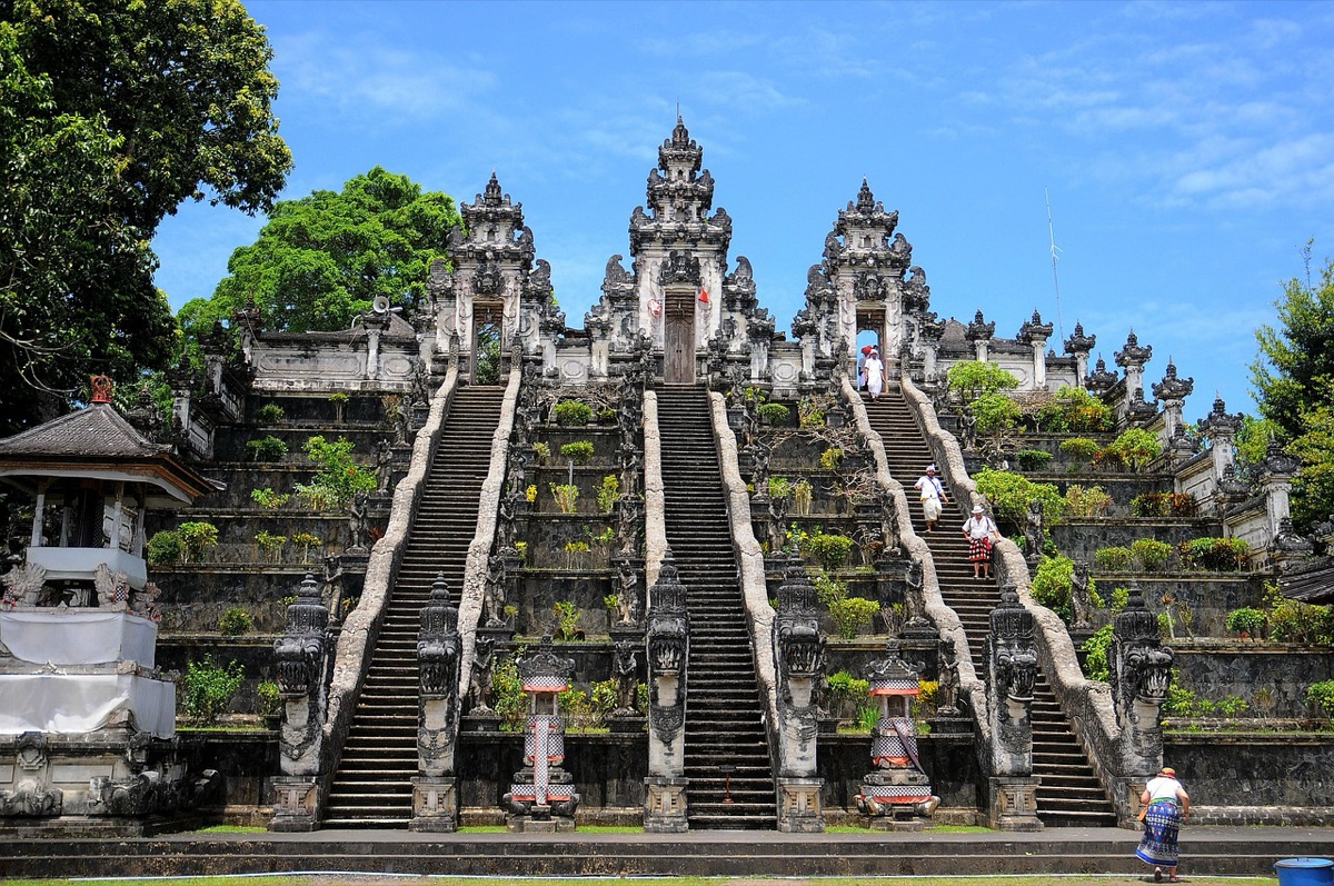 templo hindu balines con locales