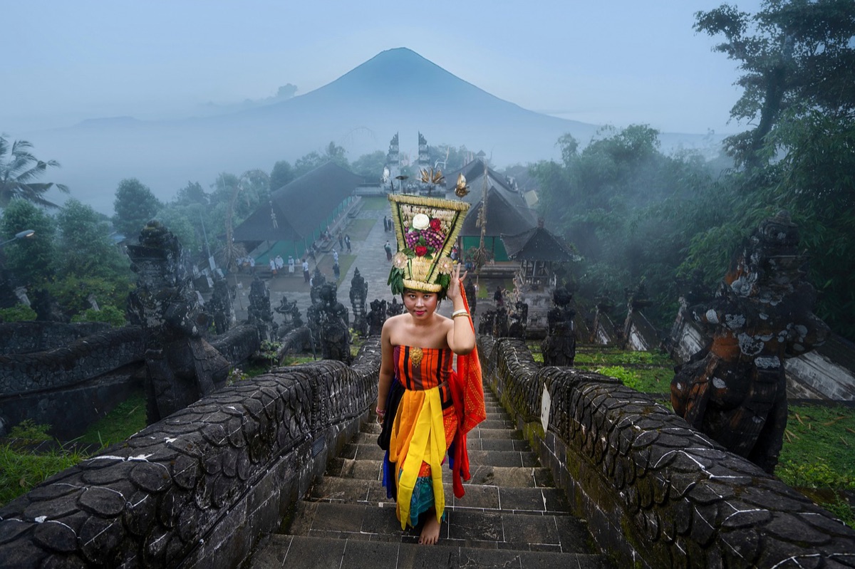 Soleil levant sur un temple hindu à Bali
