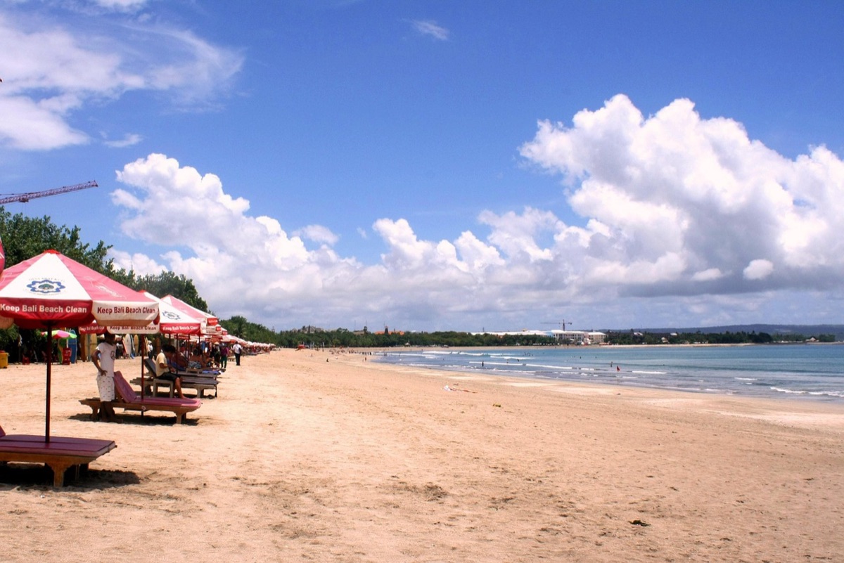 Playa de Bali al amanecer