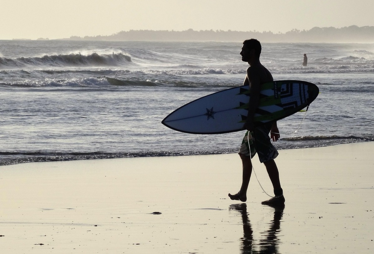 mare e costruzioni bianche a Bali