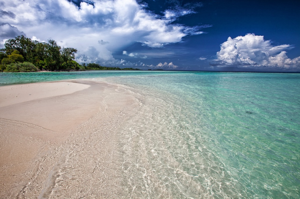 praia de bali com areia branca