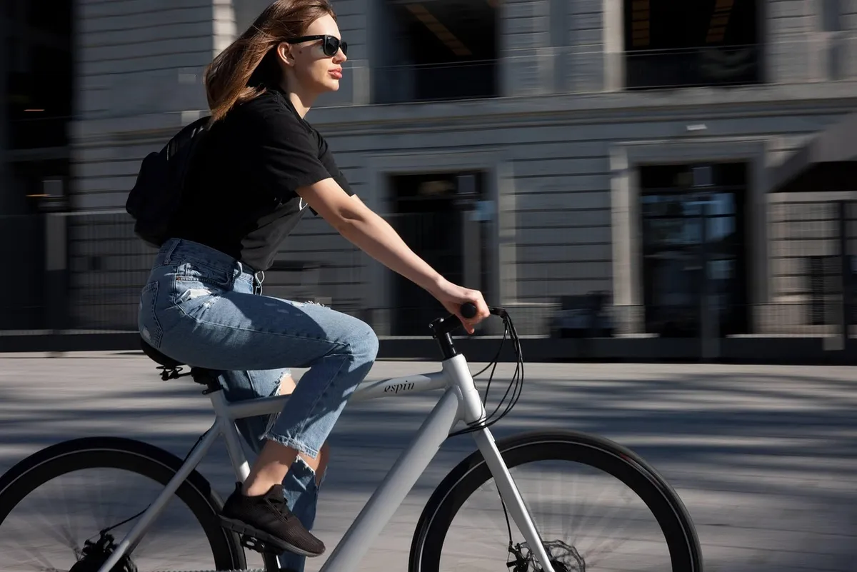 サンフランシスコ、女性、電気自転車、自転車の乗り方、Eバイク、カリフォルニア、街、都会、電気自転車、環境に優しい、交通、サンフランシスコ、電気自転車、E